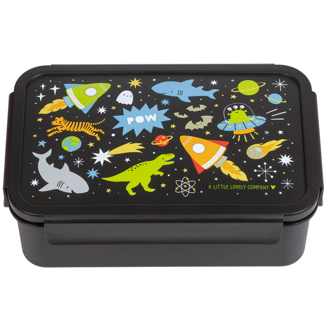 A little lovely company kinderbroodtrommel met galaxy-thema, met dieren, sterren en voertuigen op de zwarte deksel.