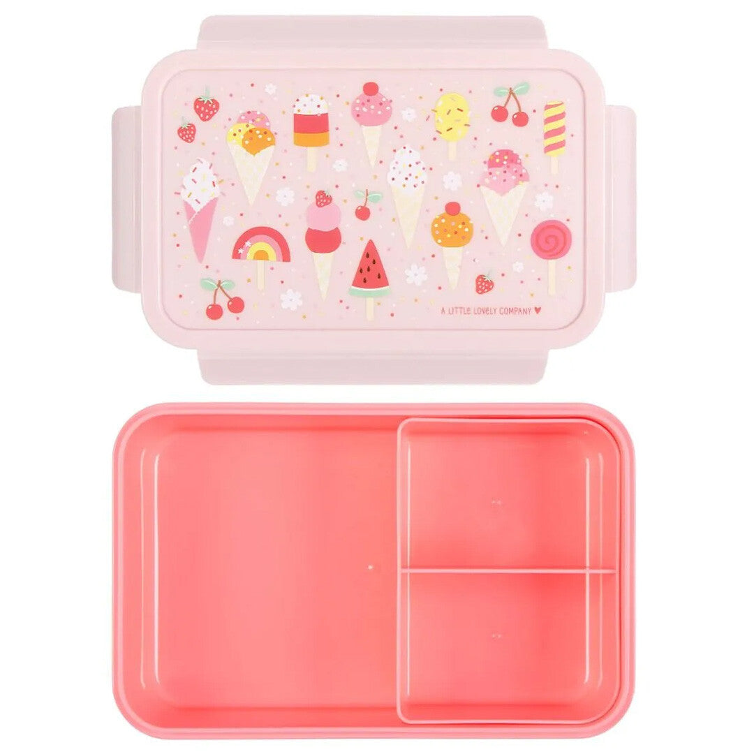 A little lovely company roze kinderbroodtrommel met ijsjespatroon, open met vakjesblad en deksel ernaast.