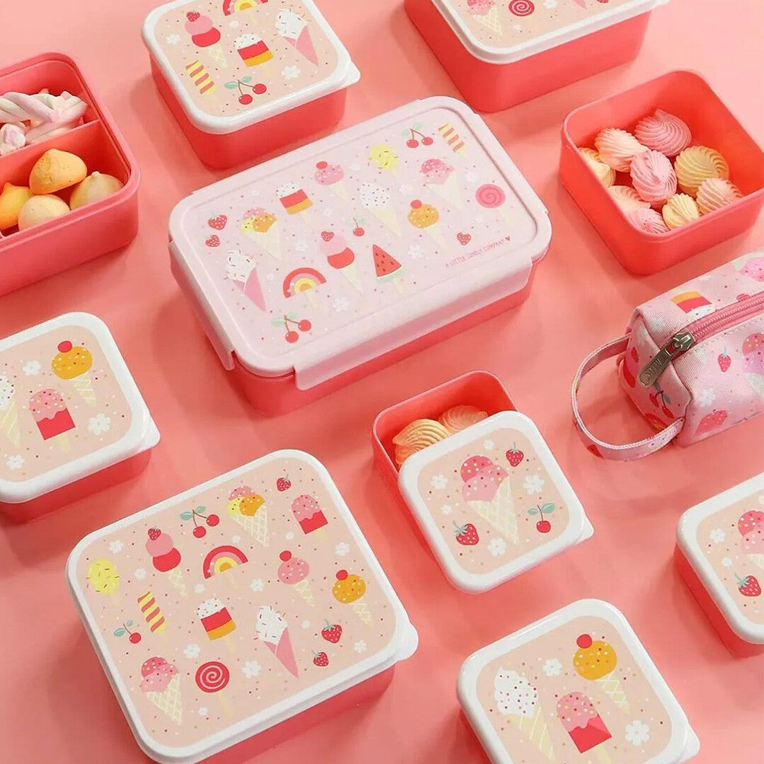 Collectie van A little lovely company roze kinderbroodtrommels en snackdoosjes met ijsjespatroon, sommige gevuld met snoep.