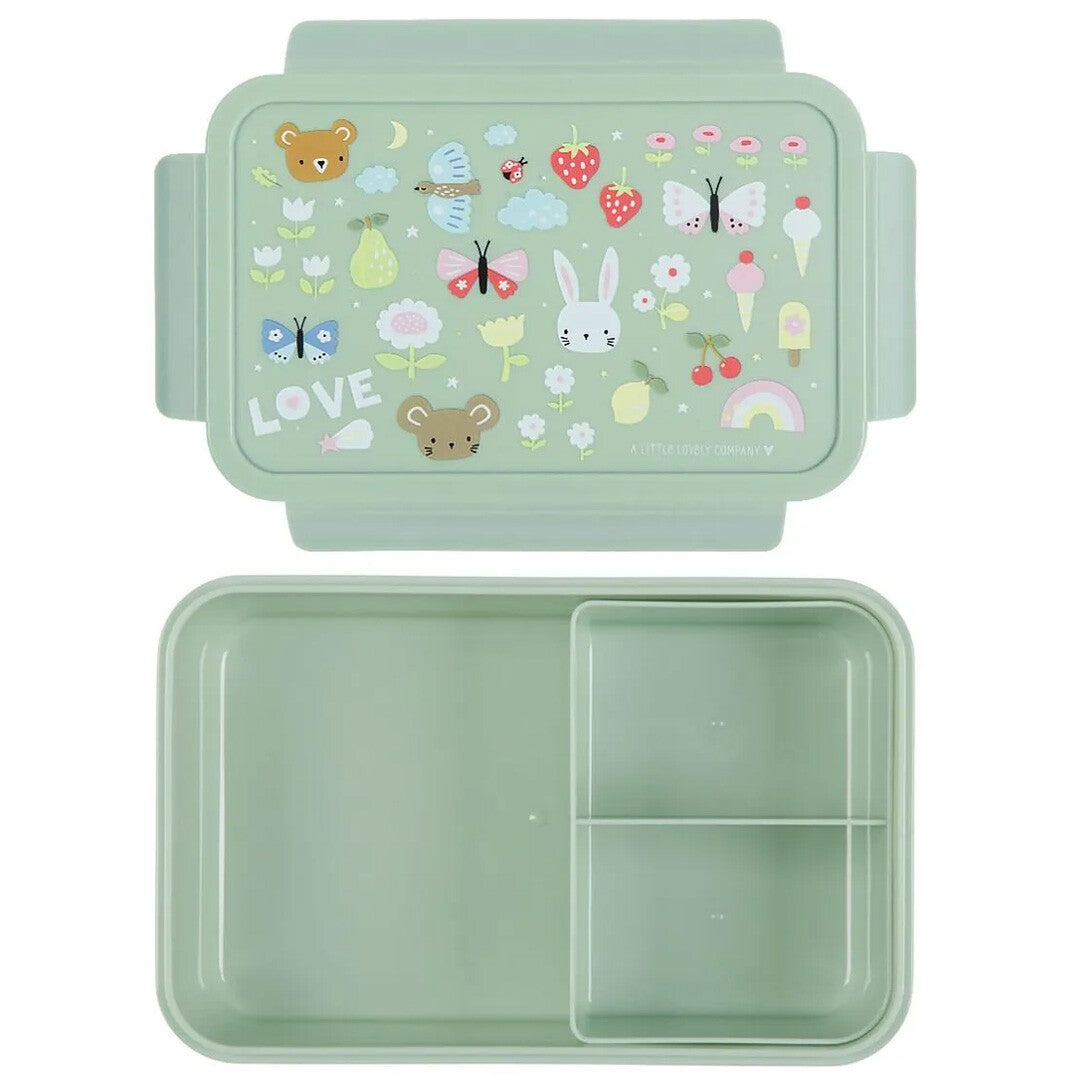 Een open a little lovely company broodtrommel voor kinderen, met het deksel met dieren- en bloemenpatroon en de onderkant met twee vakjes.