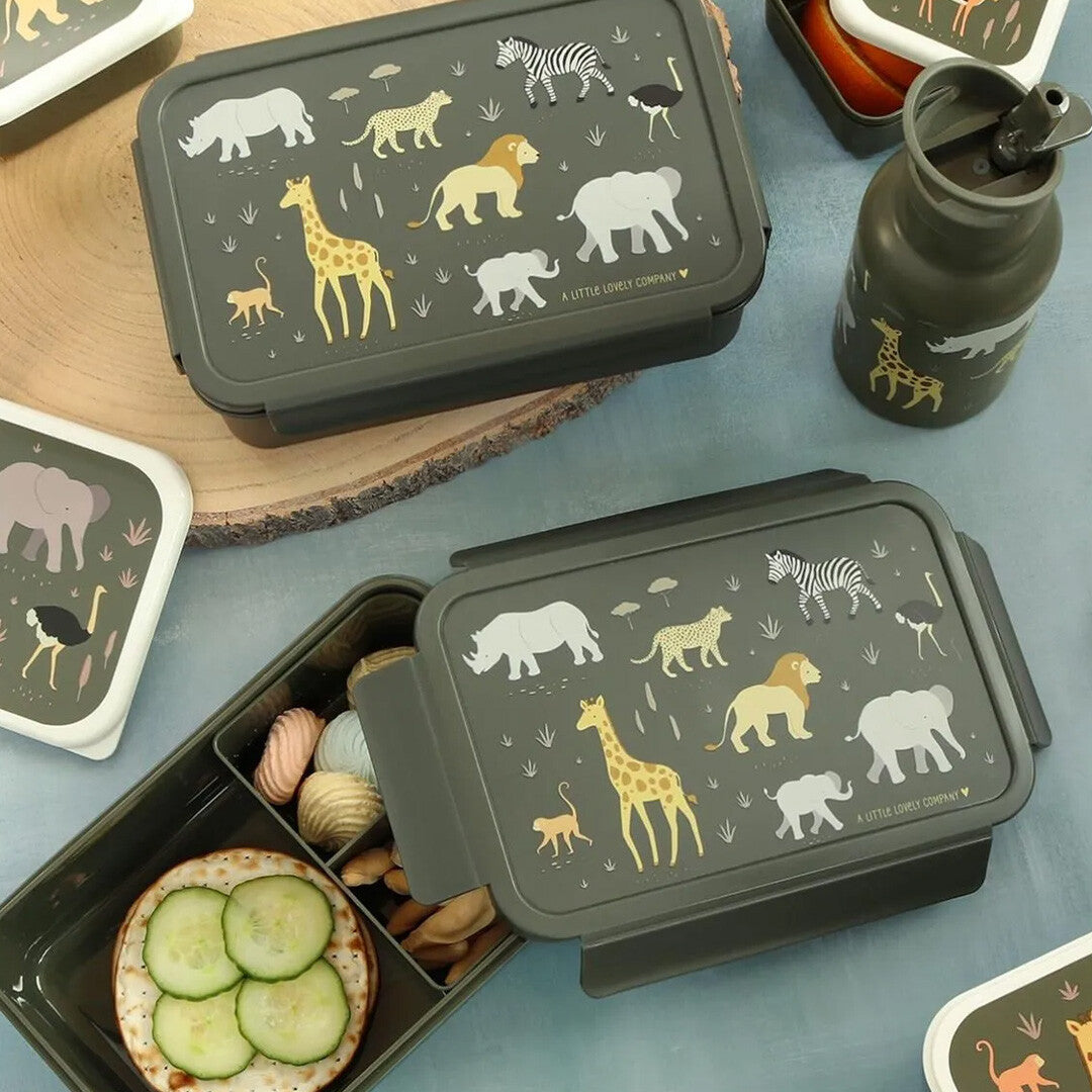 Collectie van A Little Lovely Company kinderbroodtrommels en een drinkfles met savanne dieren, waarvan één broodtrommel open is met komkommer en koekjes.