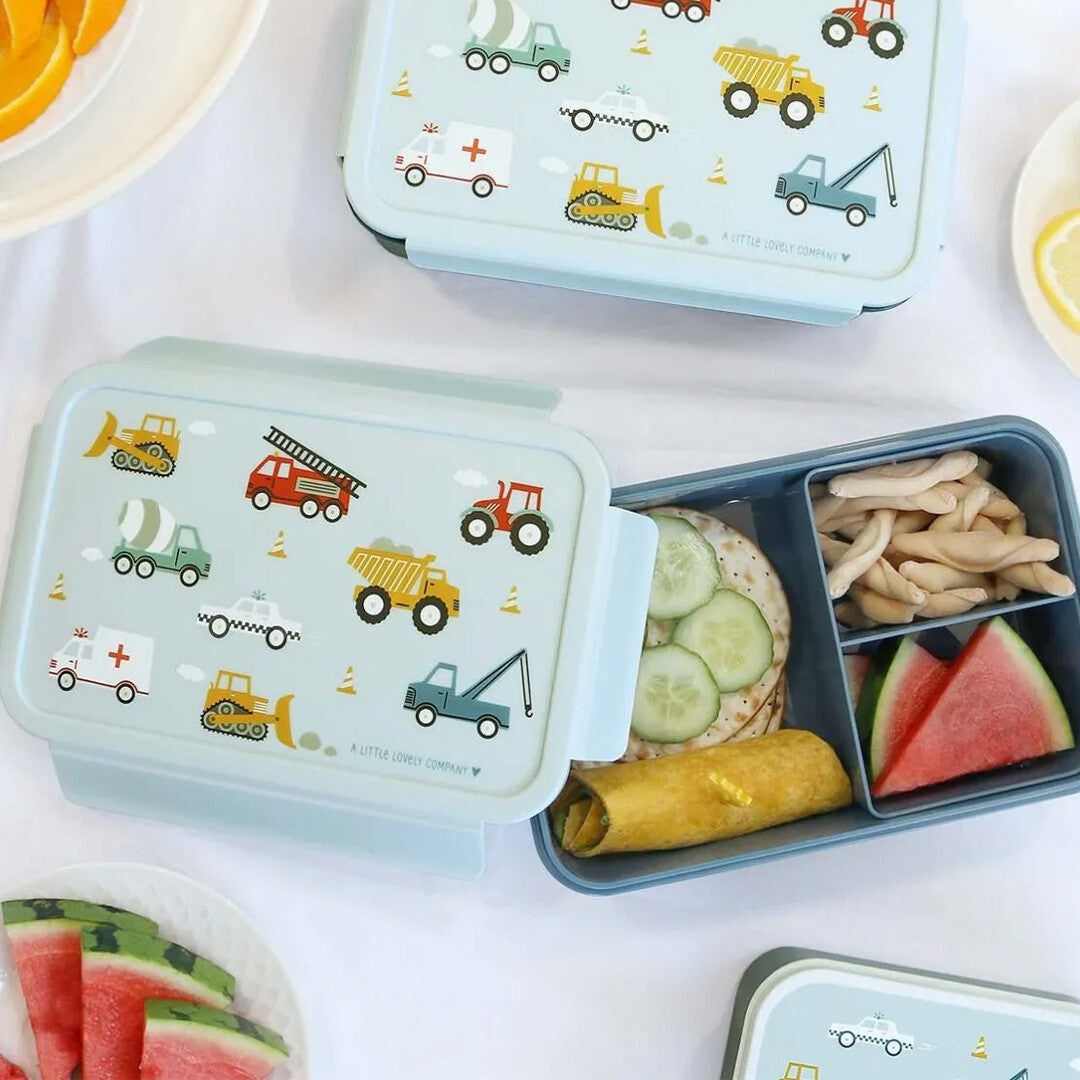 A Little Lovely Company broodtrommel voor kinderen met voertuigenpatroon, gevuld met fruit en snacks.