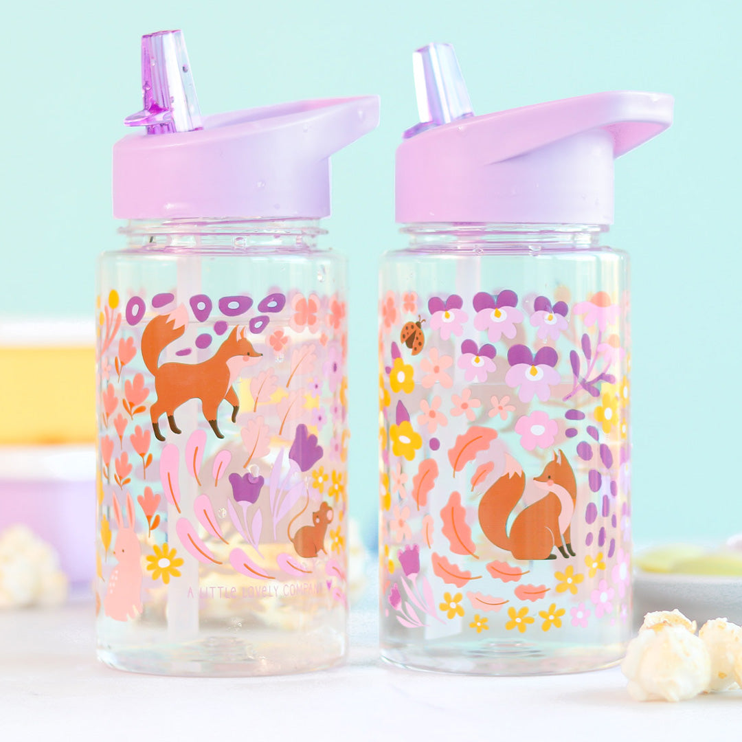 Twee a little lovely company drinkflessen met rietje voor kinderen, met bloemen- en dierenpatronen.