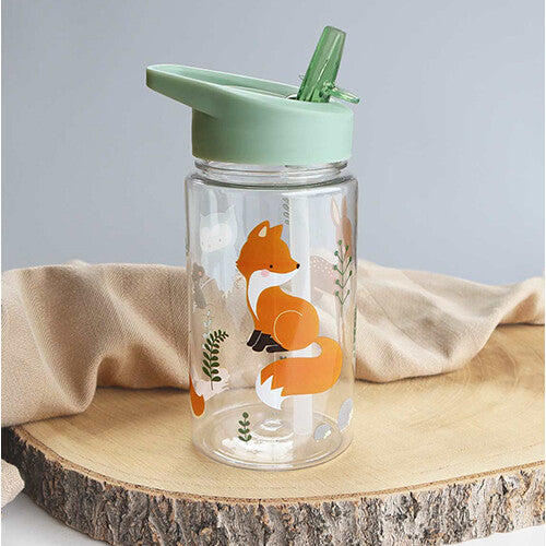 a little lovely company kinder drinkfles met rietje en bosdierenprint, staand op een houten schijf.