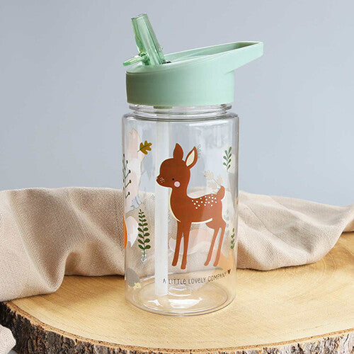 a little lovely company kinder drinkfles met rietje en bosdierenprint, met een hertje prominent in beeld.