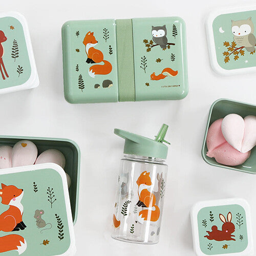 Een collectie a little lovely company lunchboxen en een drinkfles met bosdierenprint.