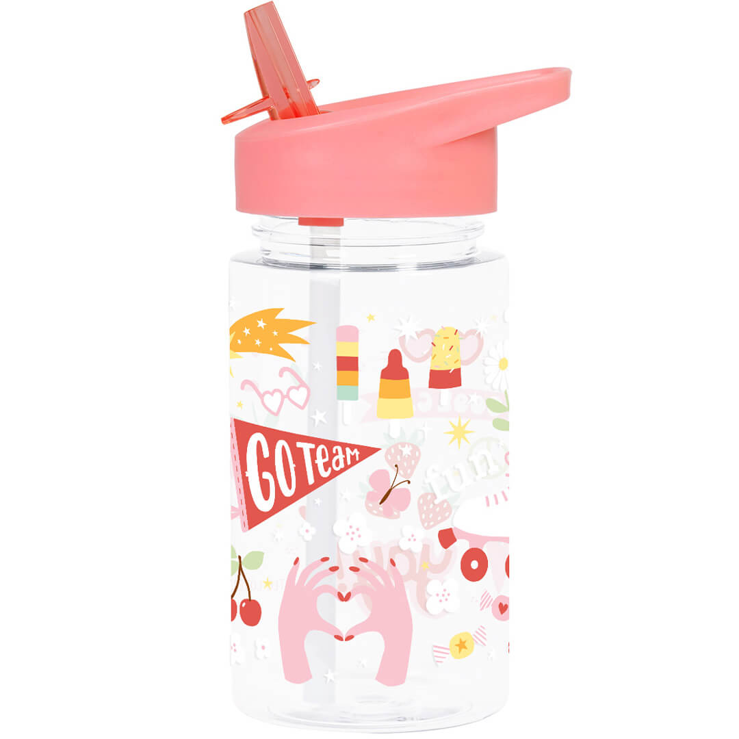 a little lovely company kinderdrinkfles met roze deksel en rietje, versierd met 'GO Team' tekst en speelse figuren.