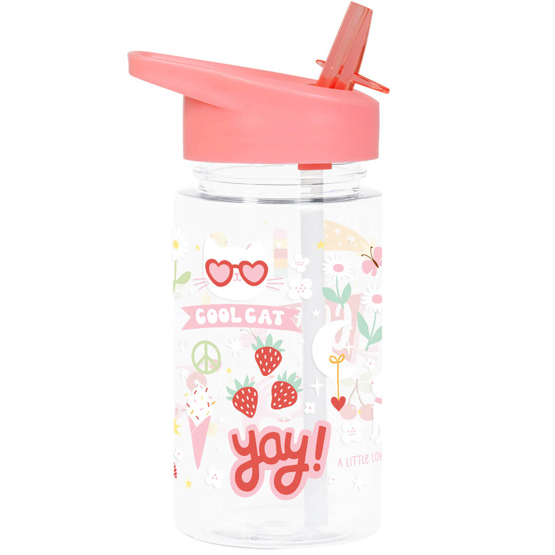 a little lovely company kinderdrinkfles met roze deksel en rietje, versierd met 'COOL CAT' tekst, aardbeien en bloemen.