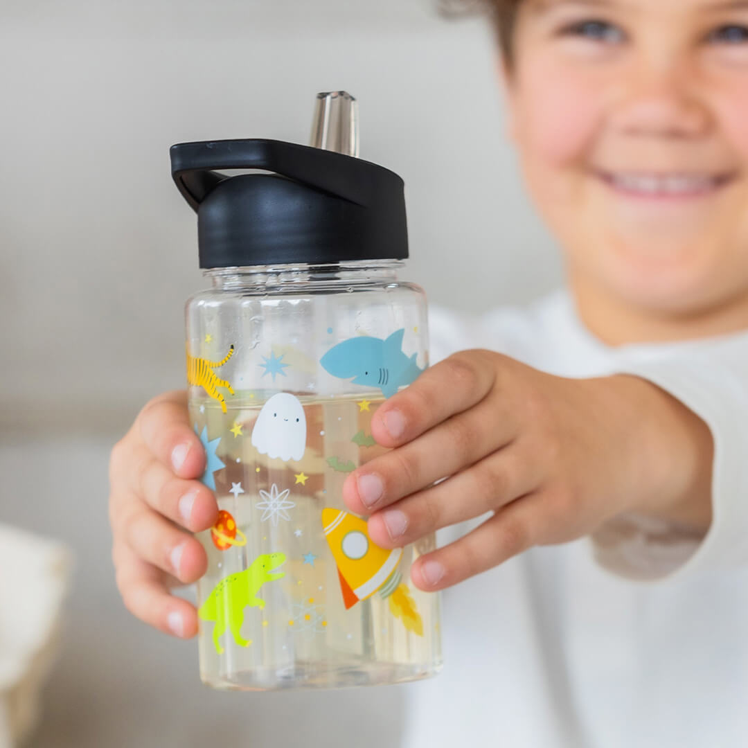 Een kind houdt de a little lovely company drinkfles met galaxy-thema vast, gevuld met water.