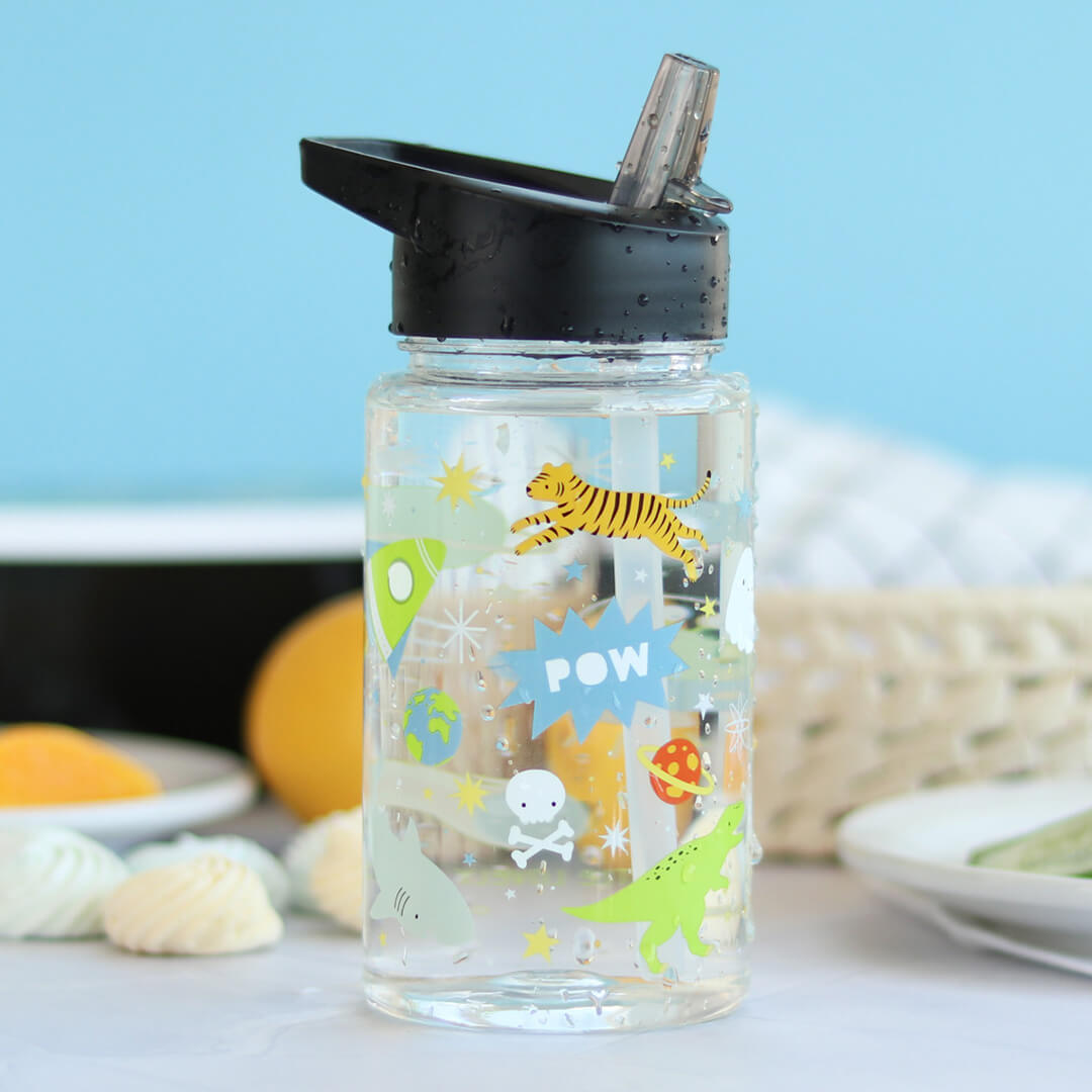 De a little lovely company drinkfles met galaxy-thema staat op een tafel met waterdruppels en toont illustraties van dieren en ruimtefiguren.