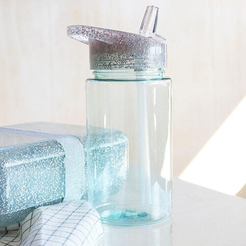 a little lovely company drinkfles met rietje, transparant met zilveren glitterdop, op een lichte ondergrond.