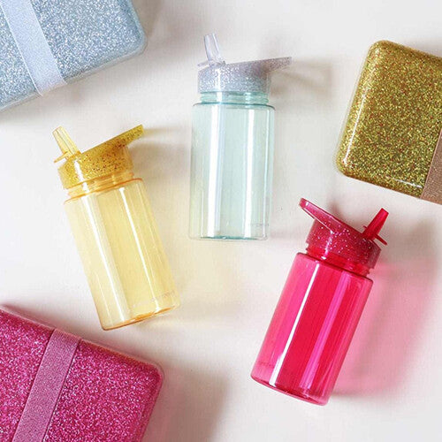Drie a little lovely company drinkflessen met rietje in geel, lichtblauw en roze, met bijpassende glitterdozen.