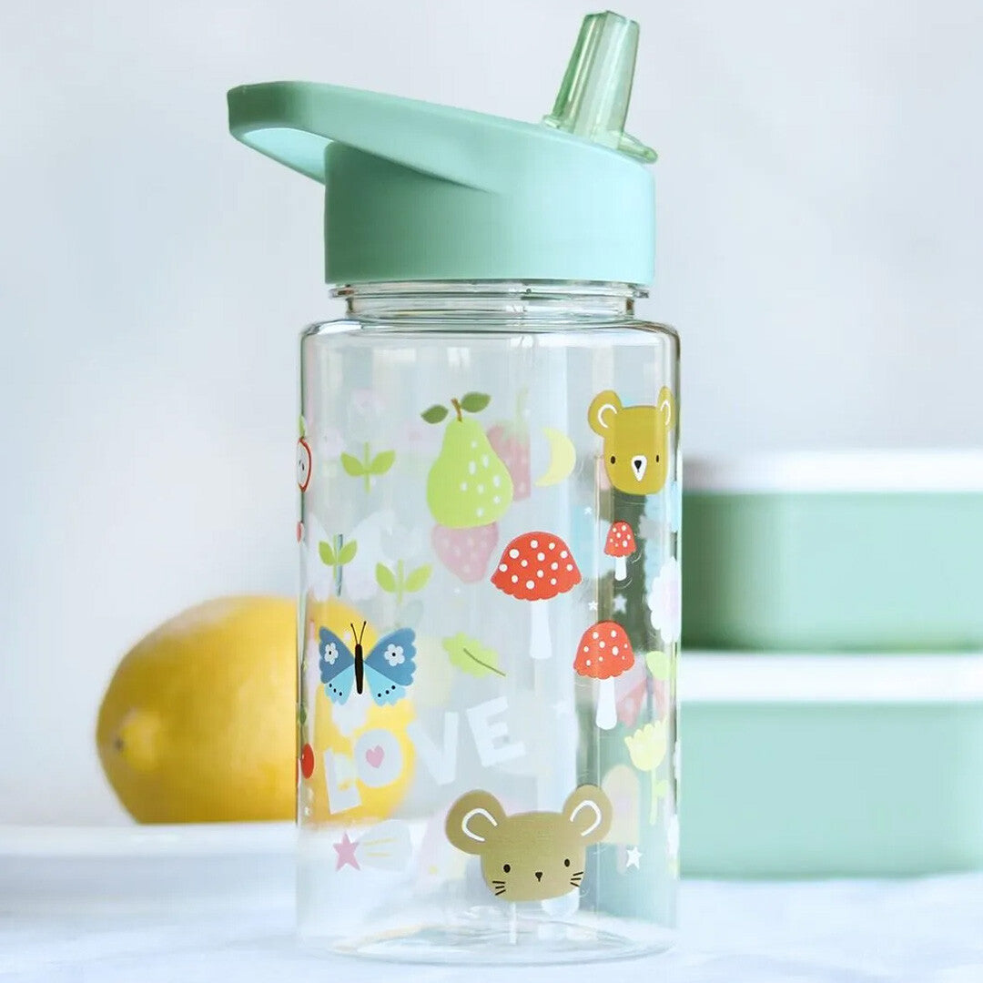 A little lovely company kinderdrinkfles met rietje op een tafel, met illustraties van dieren, paddenstoelen en fruit.