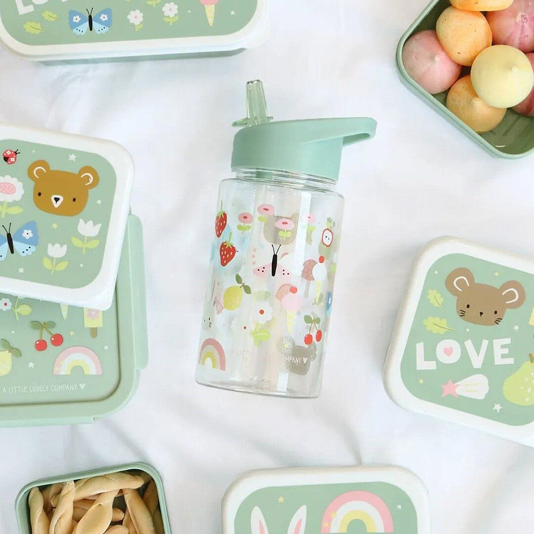 A little lovely company kinderdrinkfles met rietje, omringd door bijpassende lunchboxen met snacks.