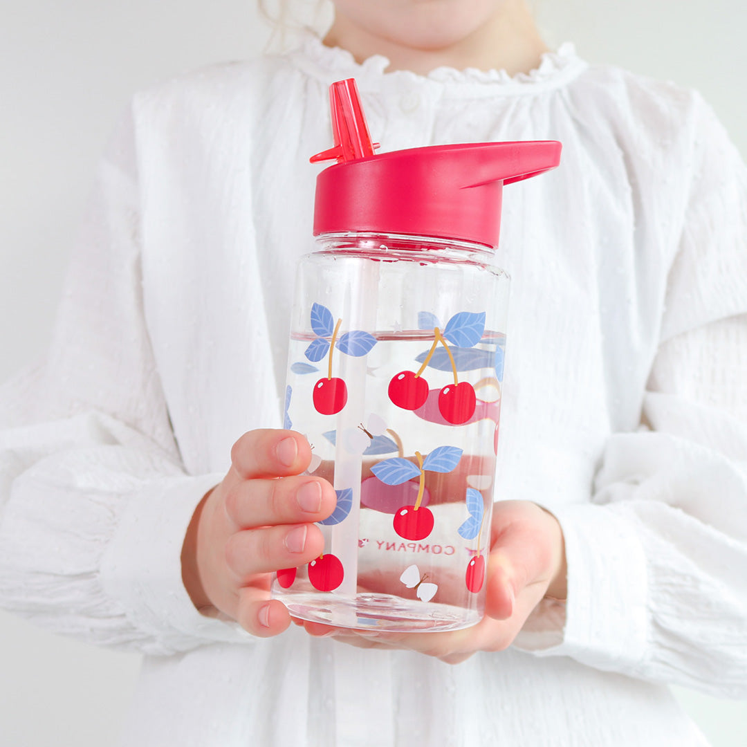 Een kind houdt een a little lovely company drinkfles met kersenpatroon en water vast.