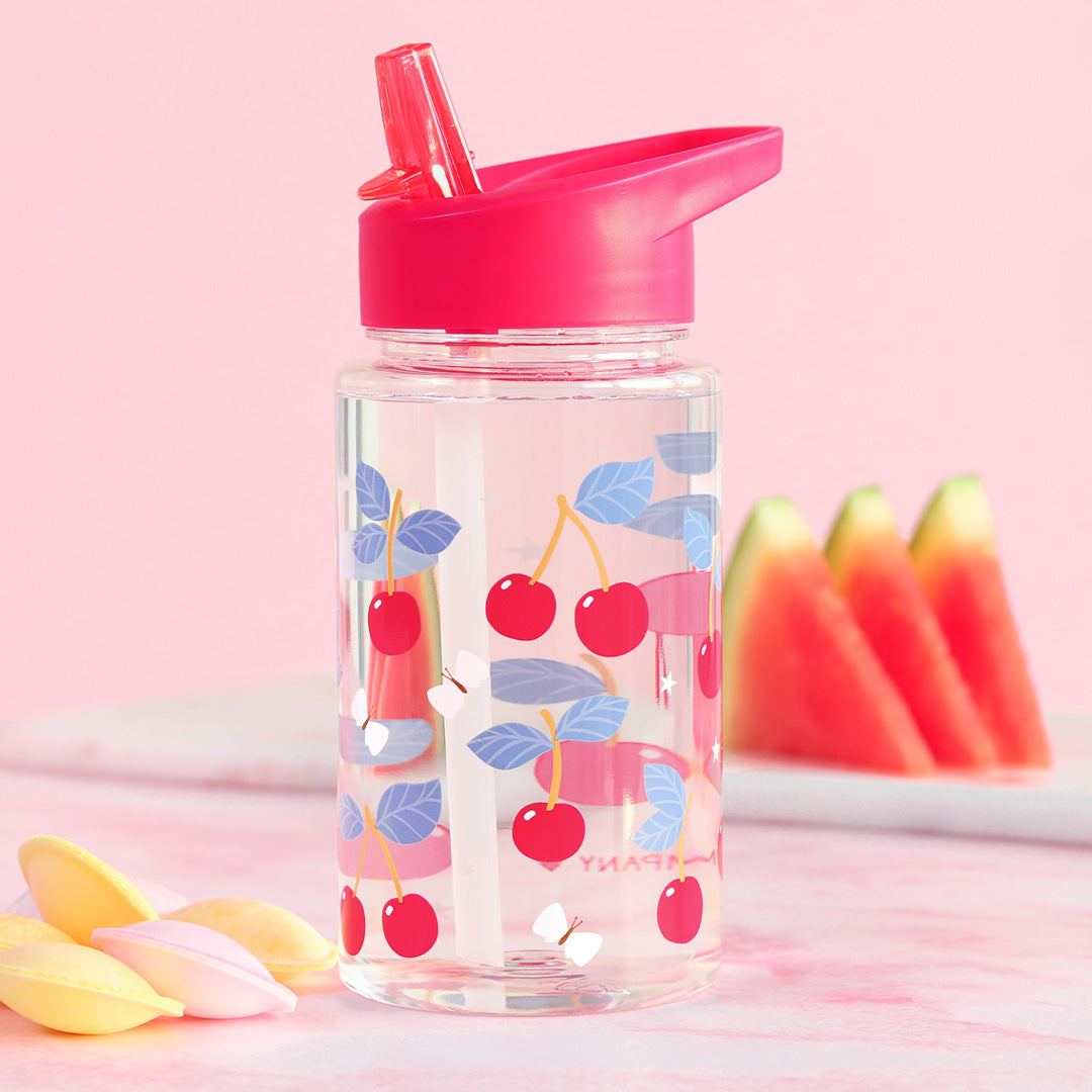 Een a little lovely company kinder drinkfles met kersenpatroon staat op een roze ondergrond met watermeloen en snoep.