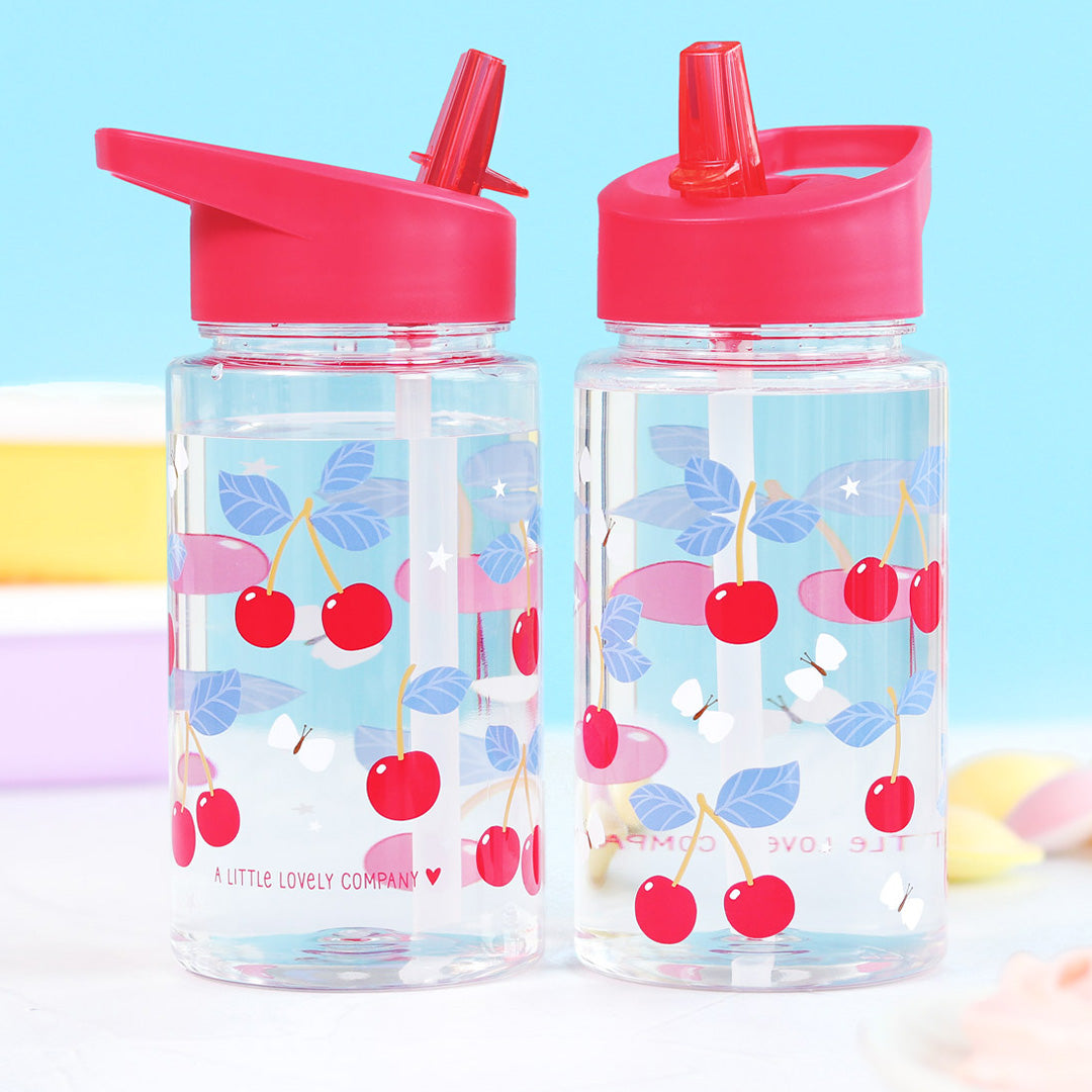 Twee a little lovely company kinder drinkflessen met kersenpatroon en rode drinktuiten staan naast elkaar.
