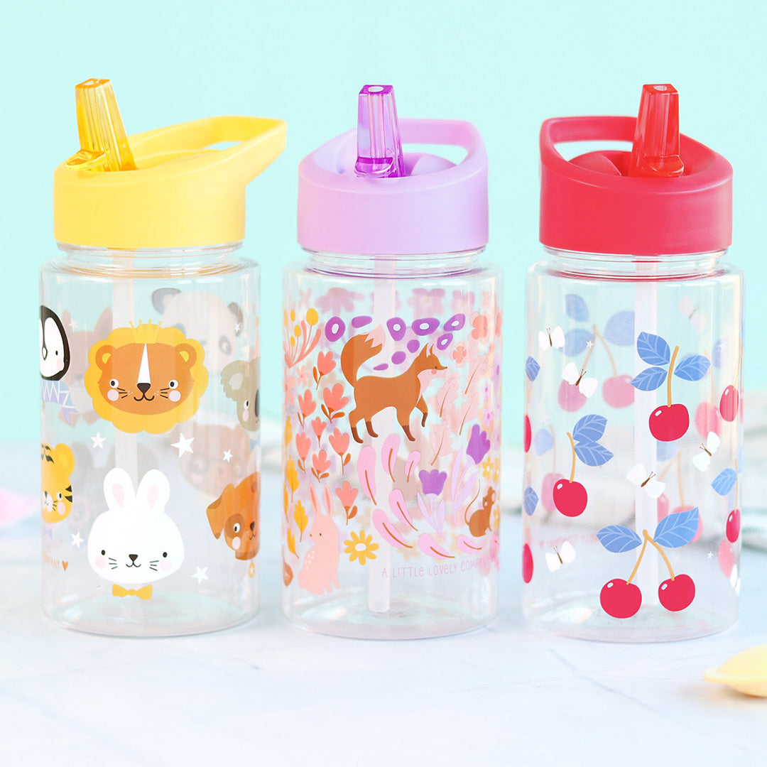 Drie a little lovely company kinder drinkflessen met verschillende patronen en gekleurde drinktuiten.