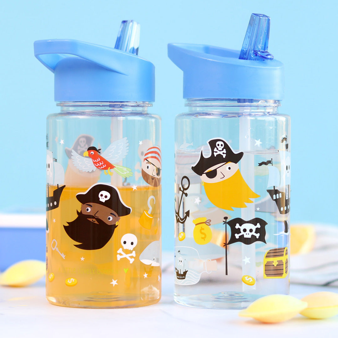 Twee a little lovely company kinder drinkflessen met piratenfiguren en blauwe rietjesdoppen, gevuld met drankjes.