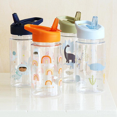 Een collectie van vier A little lovely company drinkflessen met rietje voor kinderen met diverse patronen, waaronder regenbogen en dinosaurussen.