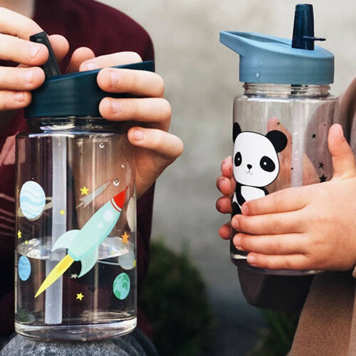 Twee kinderen houden elk een a little lovely company drinkfles met rietje vast, één met ruimte-thema en één met een panda.