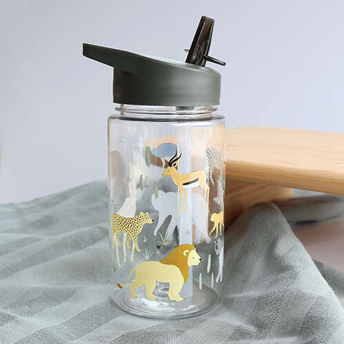 A little lovely company kinderdrinkfles met rietje met savanne dieren, staand op een grijze doek met een houten plank.