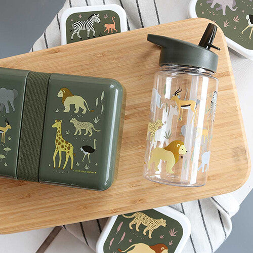 A little lovely company kinderdrinkfles met rietje en bijpassende lunchbox met savanne dieren op een houten plank.