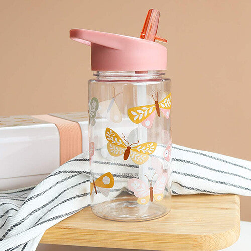 A little lovely company kinder drinkfles met vlinderprint en roze deksel op een houten ondergrond.