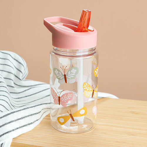 A little lovely company kinder drinkfles met vlinderprint en roze deksel op een houten plank.