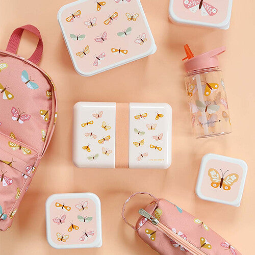 Een collectie van a little lovely company kinderproducten met vlinderprint, waaronder een drinkfles, rugzak en lunchboxen.