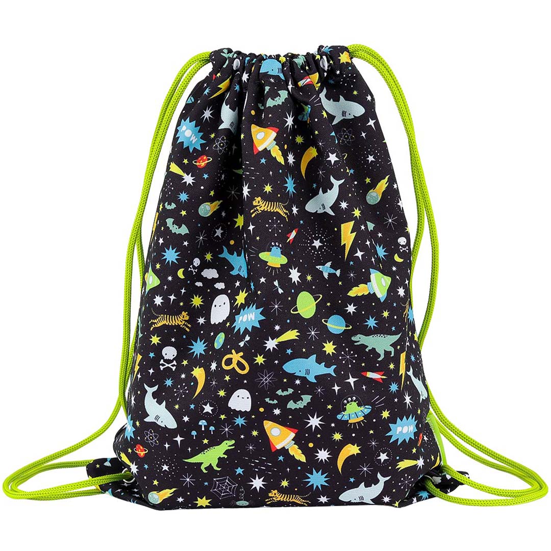 a little lovely company zwarte kindergymtas met galaxy- en dierenpatroon en groene trekkoorden.
