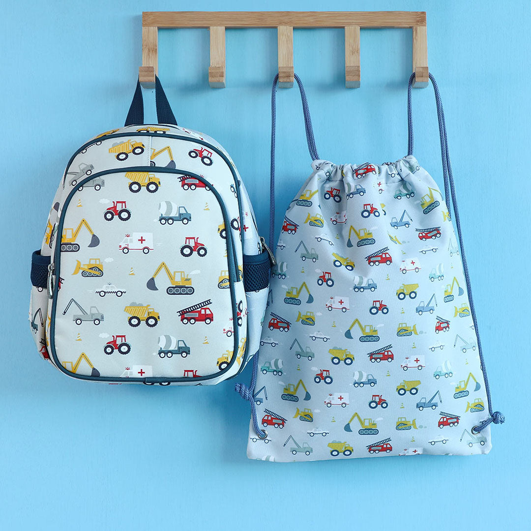 a little lovely company kinder gymtas en bijpassende rugzak met voertuigenpatroon hangen naast elkaar aan haken.