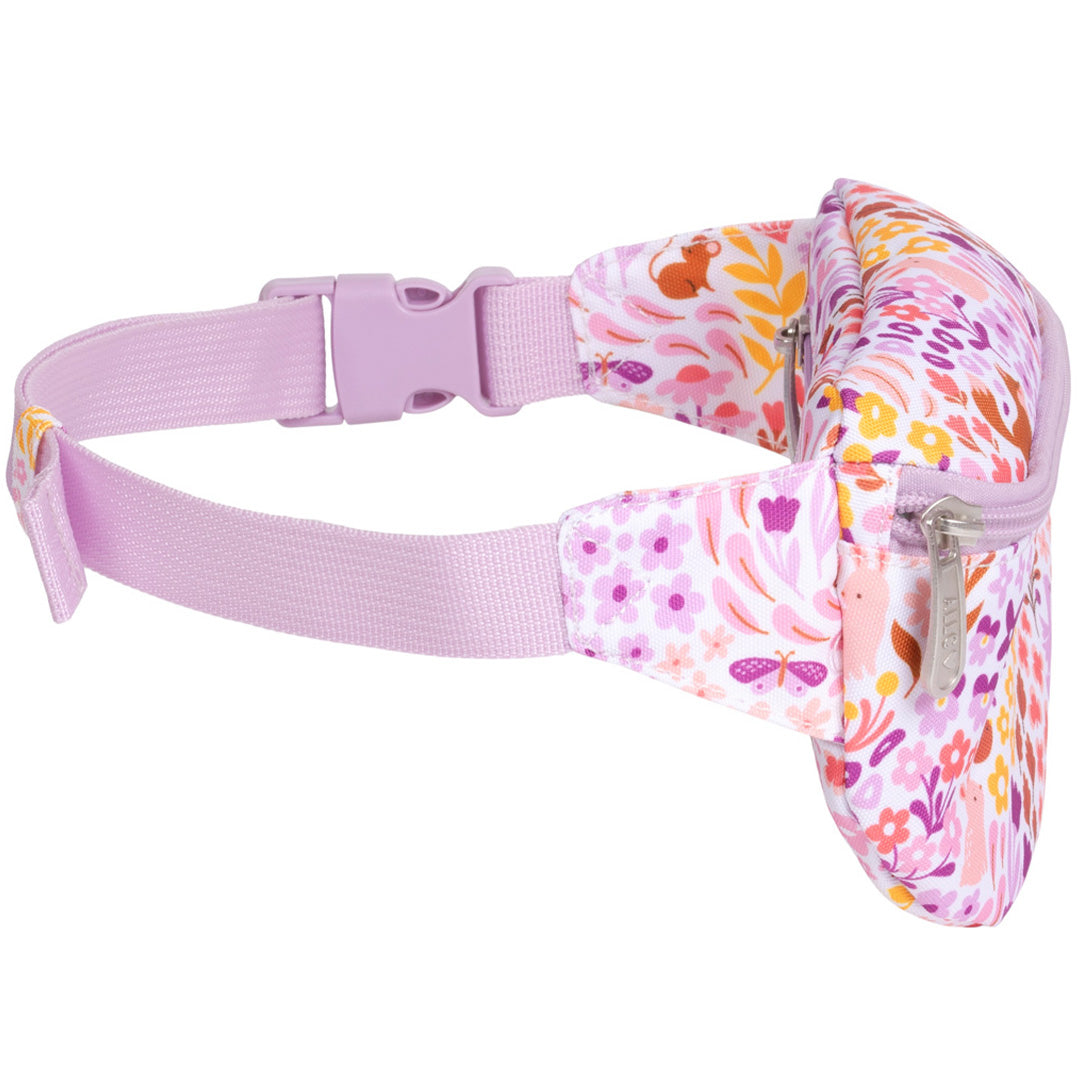 Zijaanzicht van een a little lovely company kinder heuptas met bloemen- en dierenprint en een paarse verstelbare band.