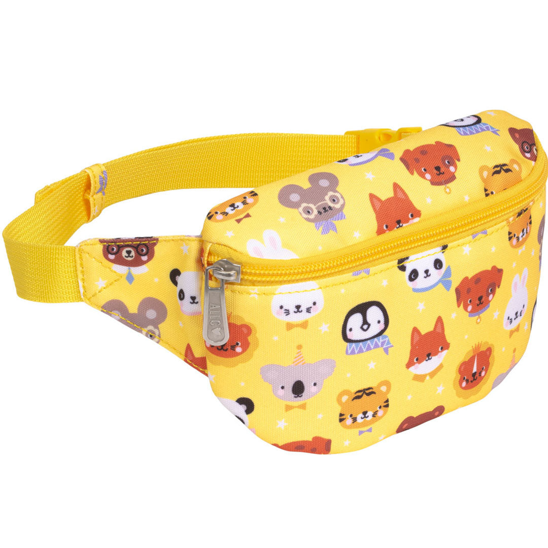 Een gele a little lovely company kinderheuptas met een patroon van diverse dierenhoofden.