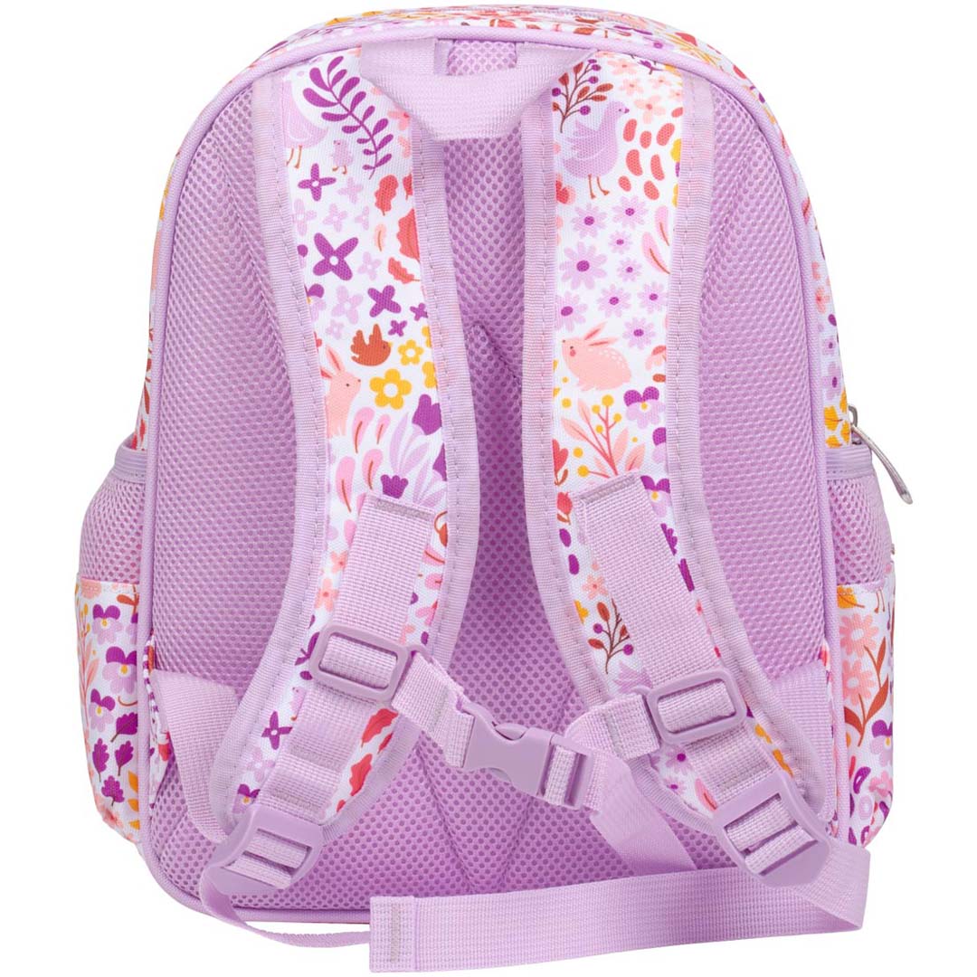 Achterkant van de kinderrugzak met bloemen- en dierenprint, inclusief verstelbare schouderbanden en ademend rugpaneel.