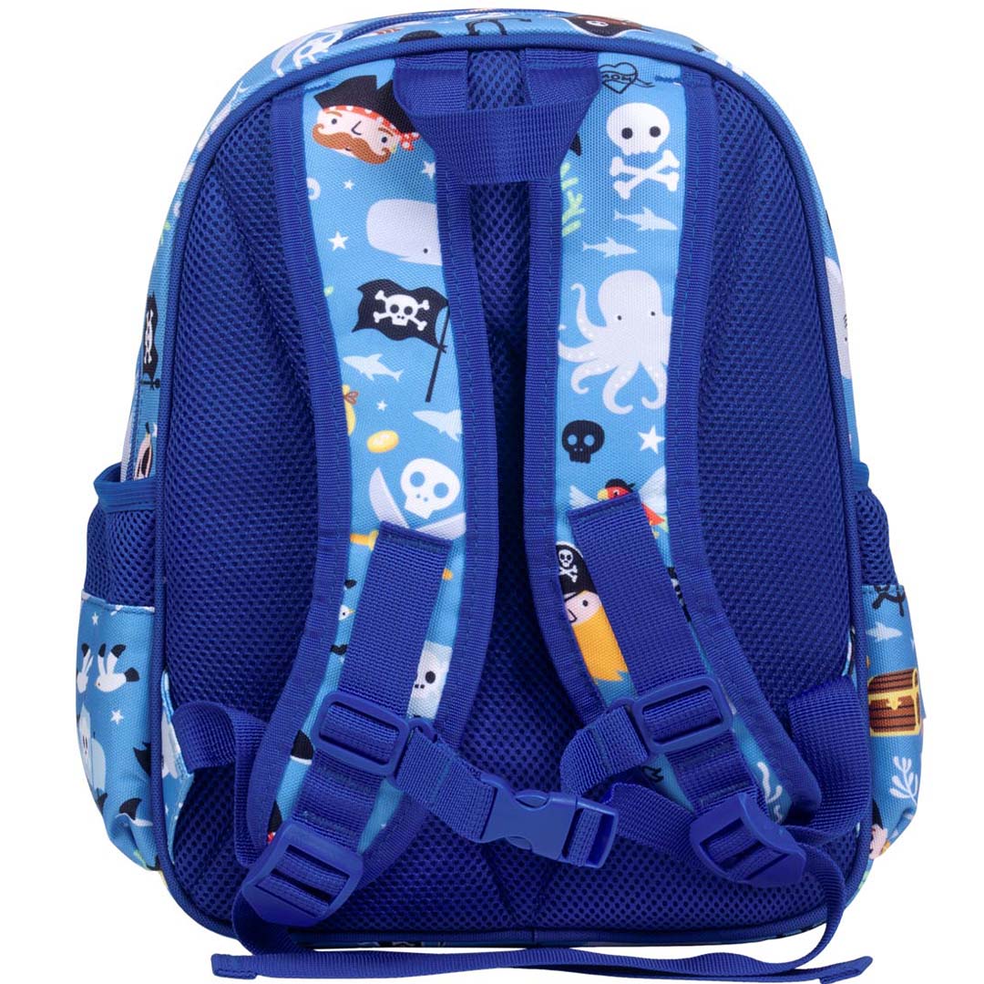 De achterkant van de a little lovely company kinderrugzak met piratenprint, met verstelbare schouderbanden en borstband.