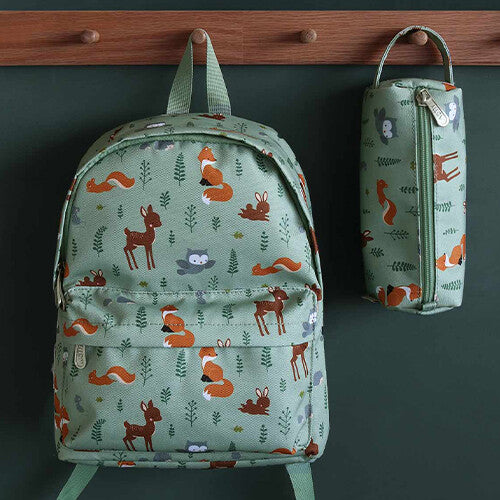 A little lovely company kleuterrugzak met bosvriendjespatroon hangend aan een rek, naast een bijpassend etui.