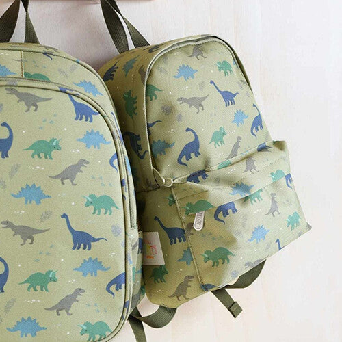 Twee a little lovely company kleuterrugzakken met groene dinosaurusprint hangen naast elkaar.