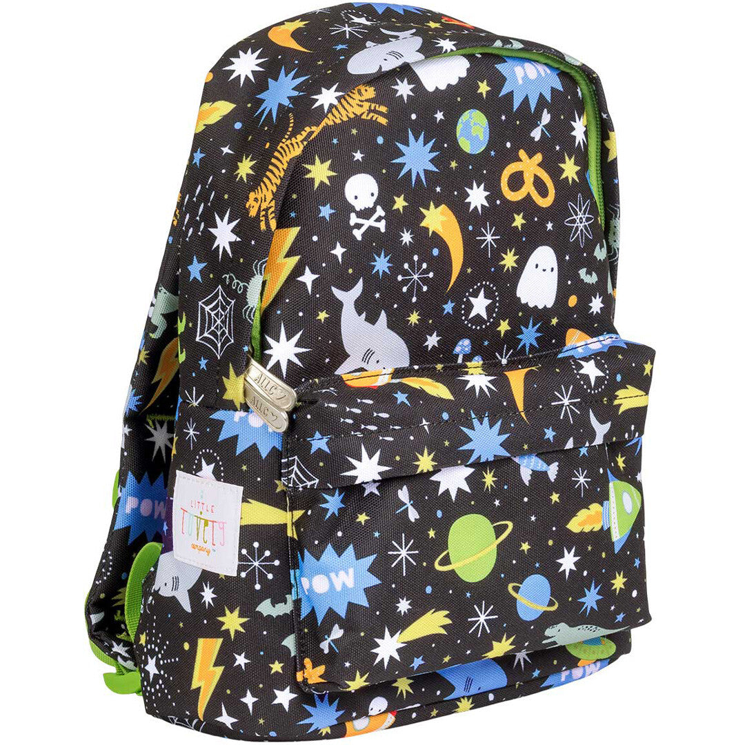 a little lovely company kleuterrugzak met galaxy-thema, schuin van voren gefotografeerd.