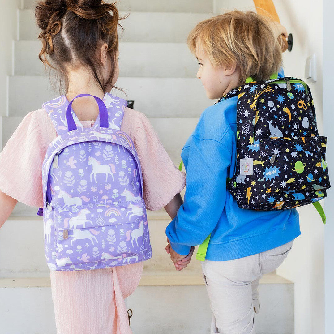 Twee kinderen lopen een trap op, de jongen draagt een a little lovely company kleuterrugzak met galaxy-thema.