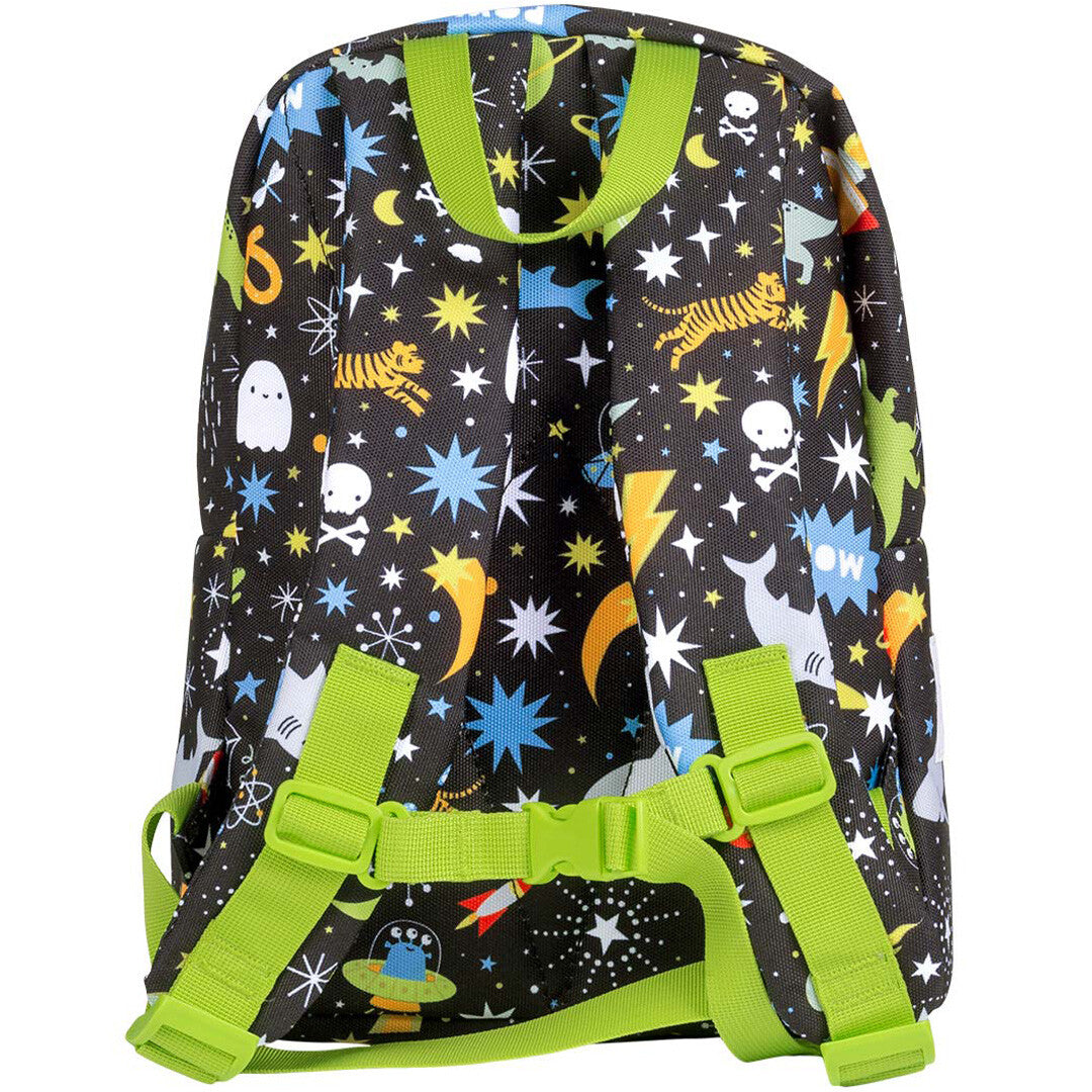 De achterkant van de a little lovely company kleuterrugzak met galaxy-thema en groene schouderbanden.