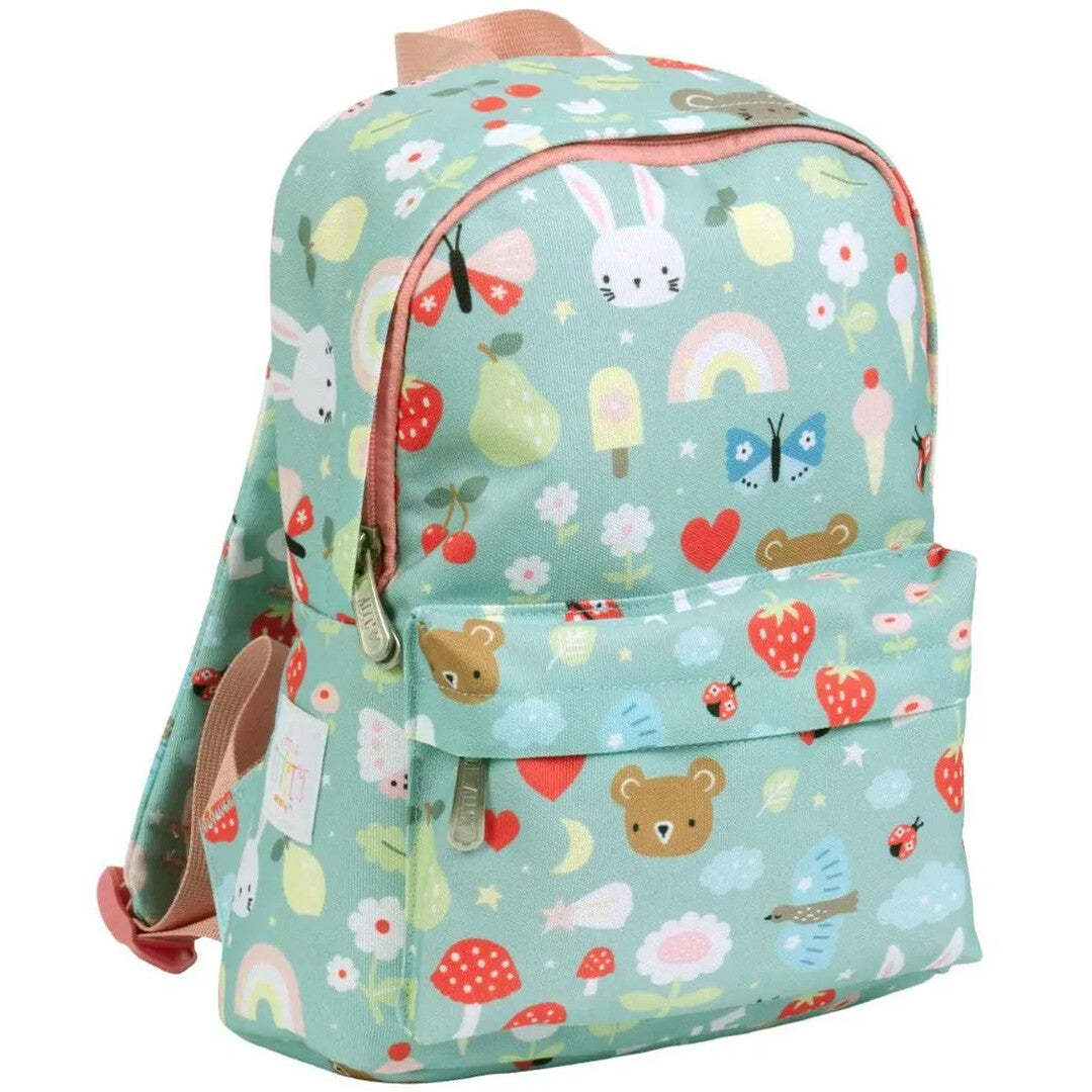 A little lovely company groene kleuterrugzak met een patroon van dieren, regenbogen en bloemen, schuin van voren gefotografeerd.