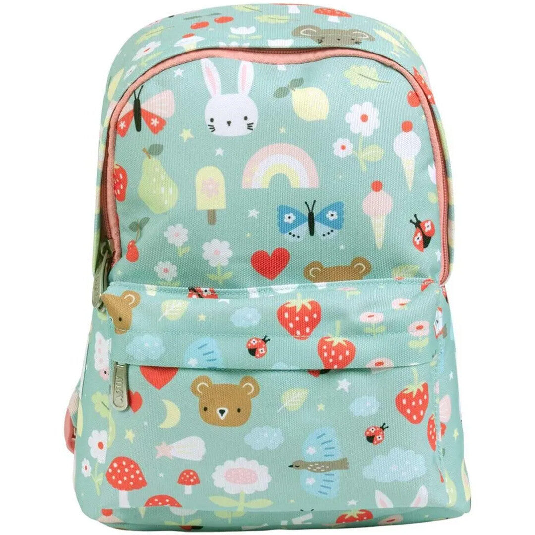 A little lovely company groene kleuterrugzak met een patroon van dieren, regenbogen en bloemen, recht van voren gefotografeerd.