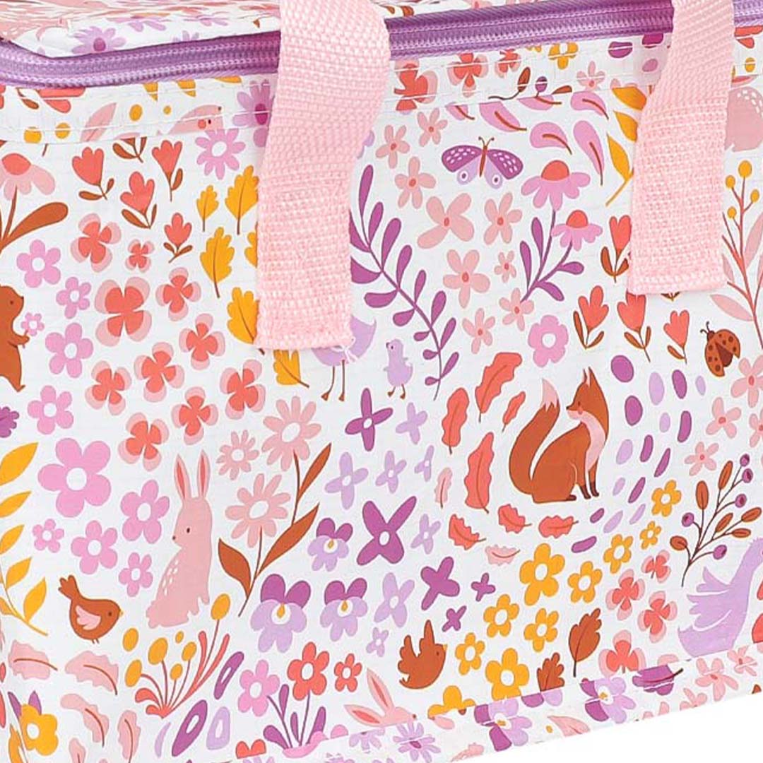 Detailopname van het bloemen- en dierenpatroon met eekhoorns en konijnen op de a little lovely company koeltas.