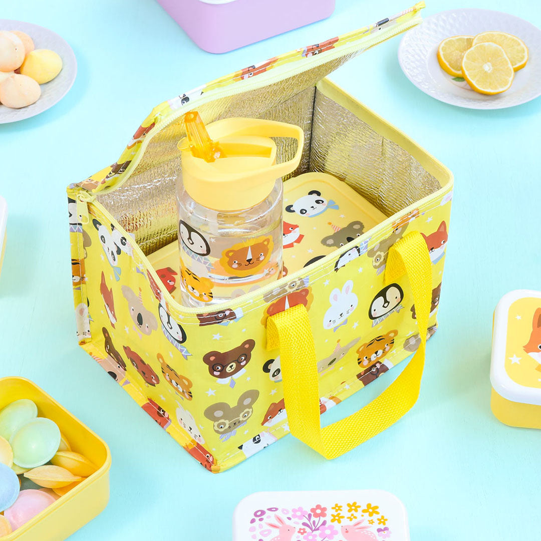 De open a little lovely company koeltas dierenvrienden met een drinkfles en lunchbox erin, omringd door snacks.