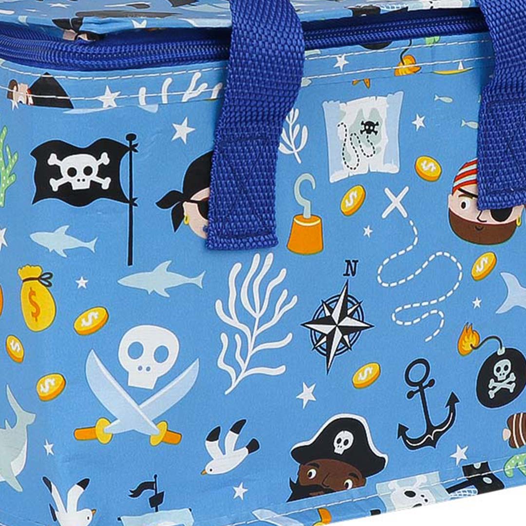 Detail van de a little lovely company blauwe koeltas met piratenprint, met illustraties van piraten en schatkisten.