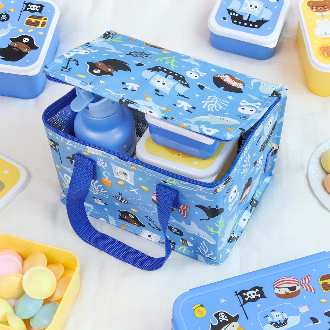 a little lovely company blauwe koeltas met piratenprint, open met een fles en lunchboxen erin.