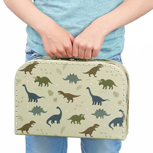 Kind draagt de kleine a little lovely company kinderkoffer met dinosaurusprint aan de hendel.