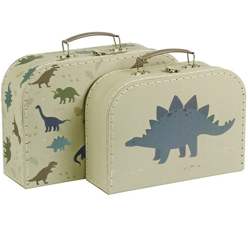De twee a little lovely company kinderkoffers met dinosaurusprint staan naast elkaar.