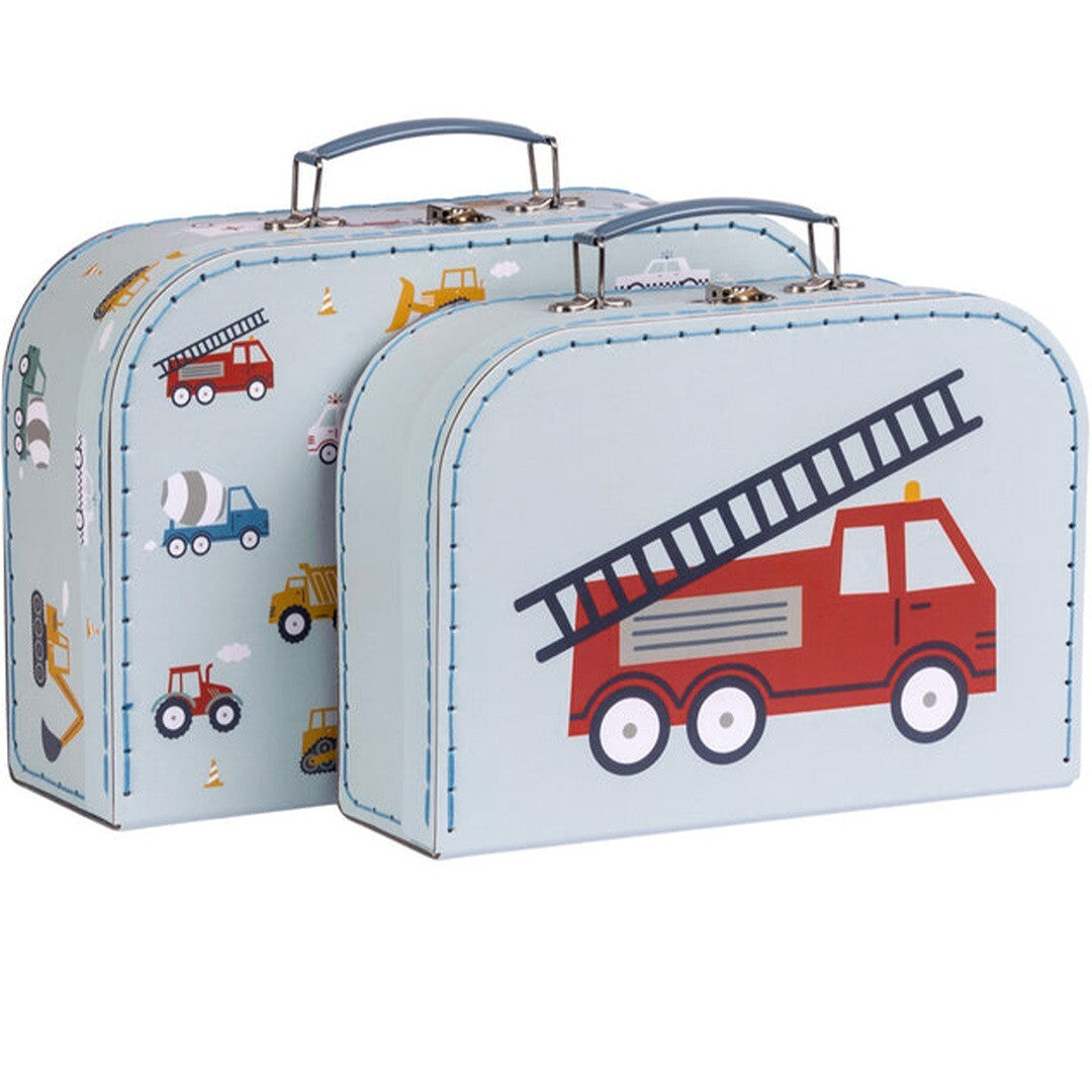 a little lovely company kinderkofferset met voertuigen, met een grote brandweerwagen op de voorste koffer.